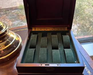 Holds & Displays 8 watches