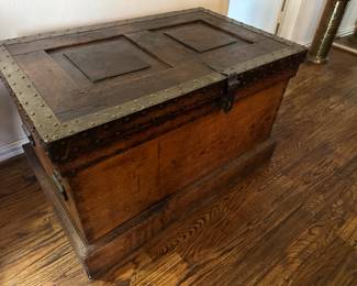 Antique Brutalist &#128330;️ tail Trunk