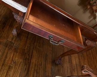 Pull drawers on each end of the table