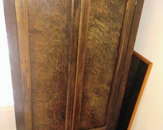 ANTIQUE CHIFFEROBE
