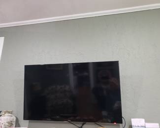SAMSUNG TV, 4' FLAT SCREEN TV
