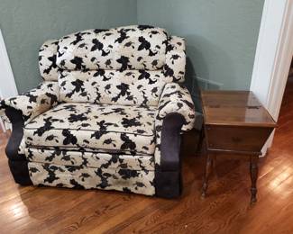 OVER SIZED RECLINER AND TRADITIONAL STYLE SIDE TABLE WITH HINGED TOP