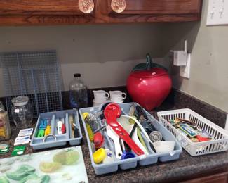 KITCHEN ITEMS & UTENSILS