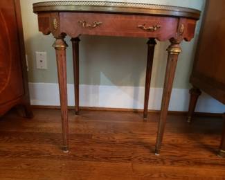 FRENCH LOUIS XVI OVAL STYLE INLAID CARVED WALNUT BOUILLOTE TABLE WITH MARBLE TOP
