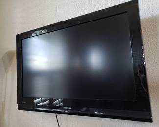 TOSHIBA TV, 31" FLAT SCREEN TV