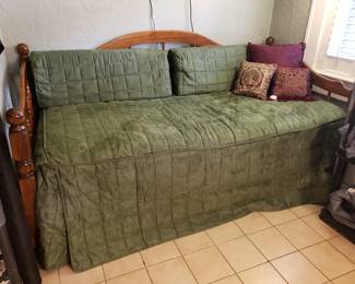 DAYBED WITH QUALITY MATTRESS INCLUDING TRUNDLE BED WITH SPREAD AND BOLSTER PILLOWS