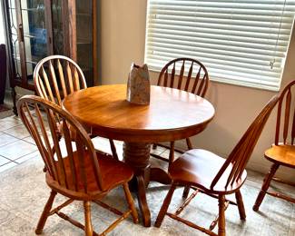 Cute dining room/kitchen table has a leaf and six chairs
