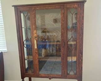 Antique Queen Anne Style Tiger Oak Display China Cabinet Hutch with Cabriole Legs, Vintage Dining Room Furniture