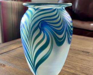 Robert Eickholt Pulled Feather Iridescent Art Glass Vase 1987 Signed 7.5"