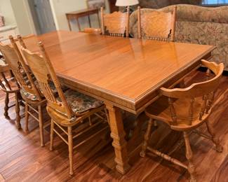 Dining table with 4 chairs/ 2 leaves - shown with all leaves installed