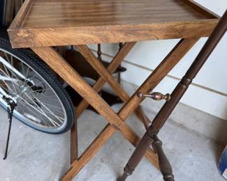 Side folding tray table