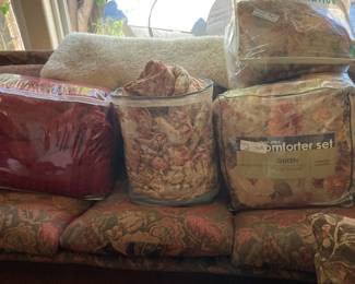 Comforter sets (bed linens)