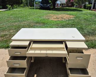 Steel desk in excellent condition $40
