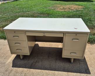 Steel desk in excellent condition $40