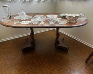 Beautiful solid wood extended dining room, breakfast table $50