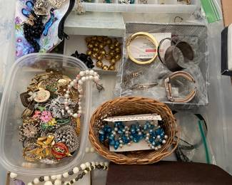 Costume jewelry, vintage jewelry, some fine jewelry