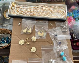 Costume jewelry, vintage jewelry, some fine jewelry