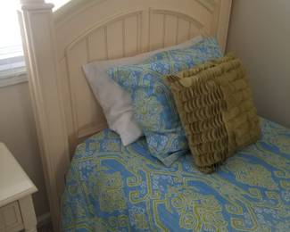 Coastal chic twin bedroom suite: twin beds