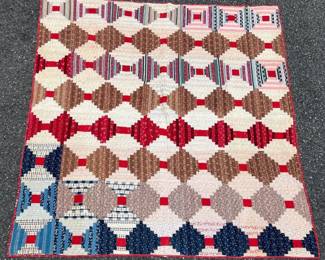 Vintage Courthouse Steps quilt in very nice condition