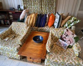Granny /cottage core sofa and 2 matching arm chairs