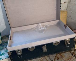 Vtg. Trunk