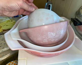 Well loved Pyrex mixing bowl set