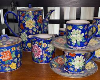 Floral coffee pot, cream & sugar and 4 cups with saucers