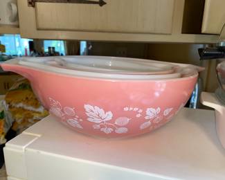 4 nesting Pyrex bowls