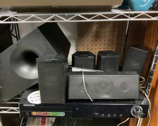 Samsung 5 speakers dvd/cd entertainment center with Subwoofer and Remote.