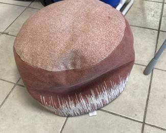 Small Pouf in great condition