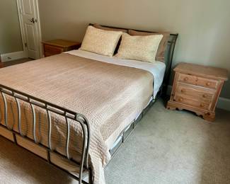 Queen size bed & matching nightstands
