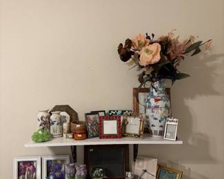 Figurines and frames