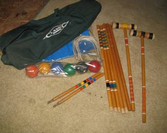 Only 2 mallets but the poles for more