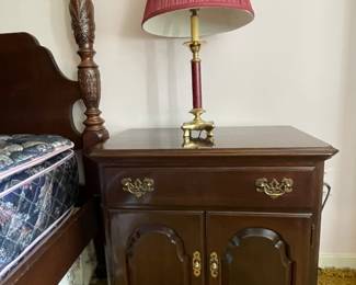 Ethan Allen end table (matching set)
*lamp sold separately 