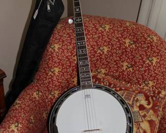 Fender Banjo, never played with, like new.  It comes with it's case and additional items.