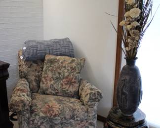 Flexsteel chair, decorative items. 