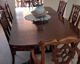 Mahogany pedestal dining table with 1 leaf and 6 chairs