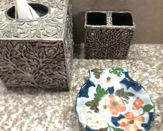 Heavy Bathroom set and pretty soap dish