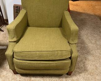 Chair may be vintage but it’s in gorgeous condition. Quality made.