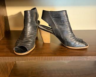 This pair of Paul Green open-toe heeled booties feature a unique textured design with side zippers for easy wear. Very good used condition - Size 8
