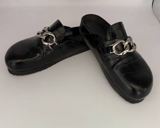 Lot #29 STAUD Black Soft Leather Mules with Chunky Sole Size 38. Black mules featuring a chunky sole, soft leather upper, three pleated bands on the front, and a logo embossed on the bottom reading 'STAUD MADE IN PORTUGAL'. Size 38 indicated on a tag. Beautiful condition with very little to no signs of wear.
Please see photos and description for condition. Please be prepared with adequate help and vehicle size for furniture, appliances and other bulky items.