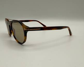Tom Ford "Cameron" Tortoise shell Sunglasses with Brown Case
Tortoise shell patterned sunglasses with round frames and gradient lenses. Features a signature 'TOM FORD' logo on both the sunglasses and the case. Arms of the sunglasses display 'TOM FORD MADE IN ITALY' in silver text.