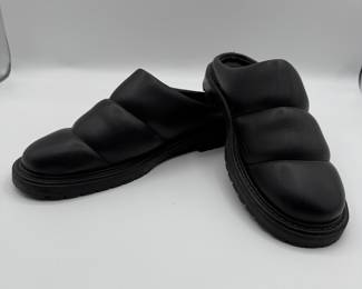 Lot #29 STAUD Black Soft Leather Mules with Chunky Sole Size 38. Black mules featuring a chunky sole, soft leather upper, three pleated bands on the front, and a logo embossed on the bottom reading 'STAUD MADE IN PORTUGAL'. Size 38 indicated on a tag. Beautiful condition with very little to no signs of wear.
Please see photos and description for condition. Please be prepared with adequate help and vehicle size for furniture, appliances and other bulky items.