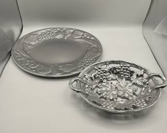 This set of Wilton Armetale Platters are in excellent condition and ready for use in your home. A staple in serving pieces, the Armetale line from Wilton is known for its beauty and durability. See photos for sizes and condition. 