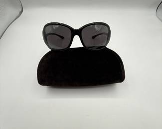 Beautiful Tom Ford "Jennifer" sunglasses in excellent used condition in the original velvet case.
Please see photos and description for condition. Please be prepared with adequate help and vehicle size for furniture, appliances and other bulky items.