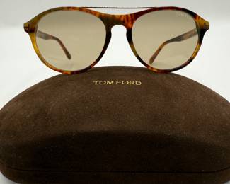 Tom Ford "Cameron" Tortoise shell Sunglasses with Brown Case
Tortoise shell patterned sunglasses with round frames and gradient lenses. Features a signature 'TOM FORD' logo on both the sunglasses and the case. Arms of the sunglasses display 'TOM FORD MADE IN ITALY' in silver text.