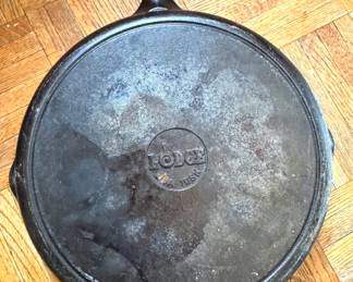 Lodge Cast Iron Skillet – Pre-Seasoned 10.25 Inch Frying Pan for Cooking, Baking & Searing