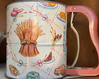 Androck Flour Sifter – 3 Screen Metal Sifter with Pink Handle & Retro Kitchen Graphics