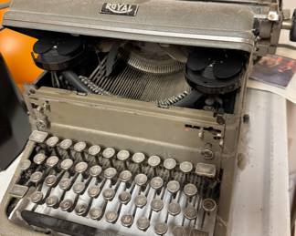 Royal Manual Typewriter – Classic Antique Office Machine, Collectible Writing Tool