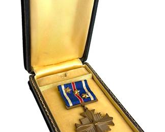 WWII US Navy/Marine Corps Cased Distinguished Flying Cross Medal - Triple Award with 2 Stars